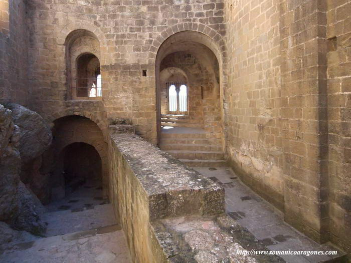 ESPACIO ENTRE IGLESIA Y TORRE DE LA REINA